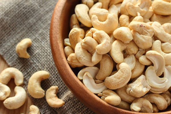 Vietnam tries to hold cashew nut export prices to rescue growers