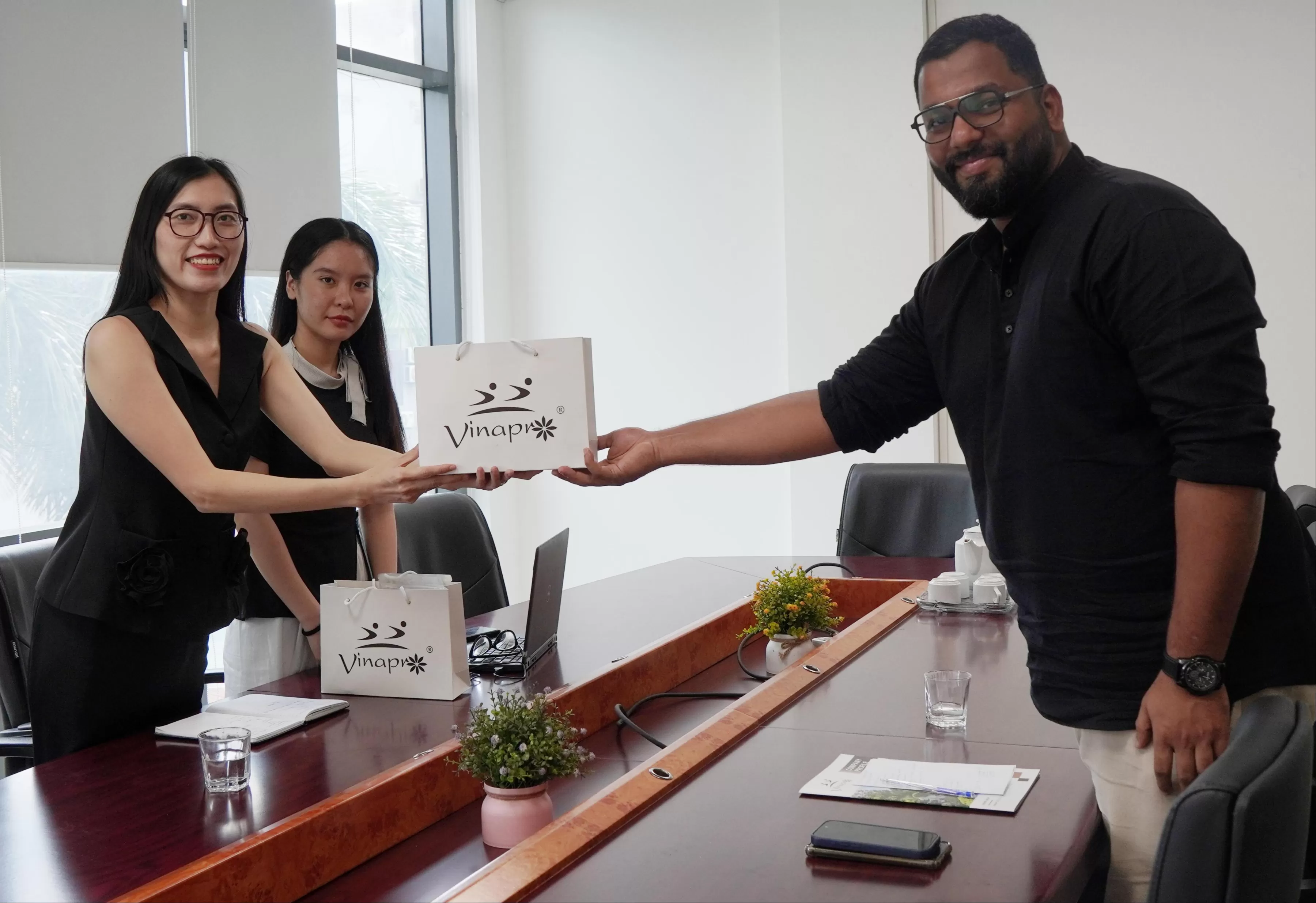Vinapro meeting international clients cinnamon powder supplier Vietnam