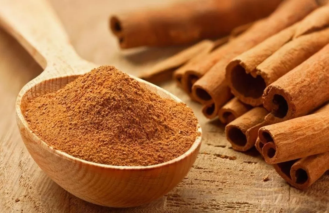 high quality cassia powder from Vietnam in wooden bowl