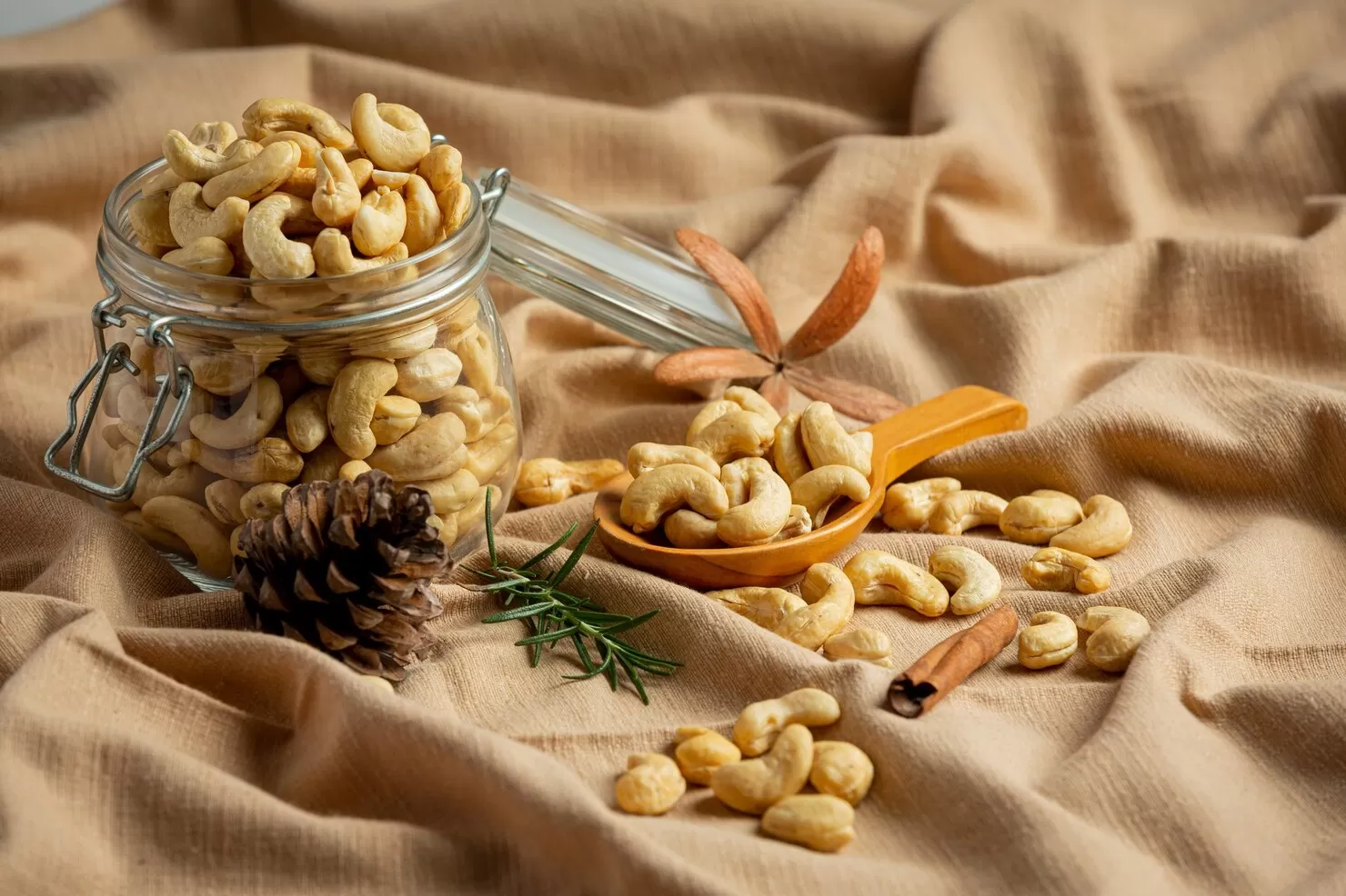 ROASTED WHITE CASHEW NUTS