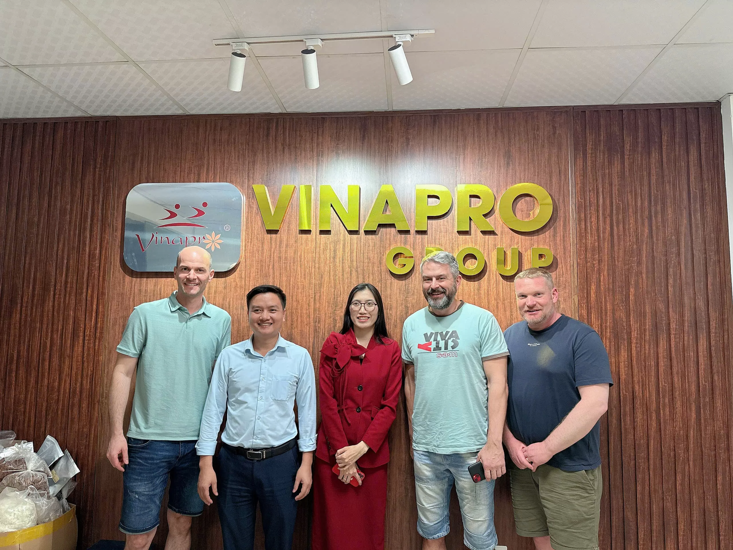 Vinapro meeting international customers for cinnamon export cooperation