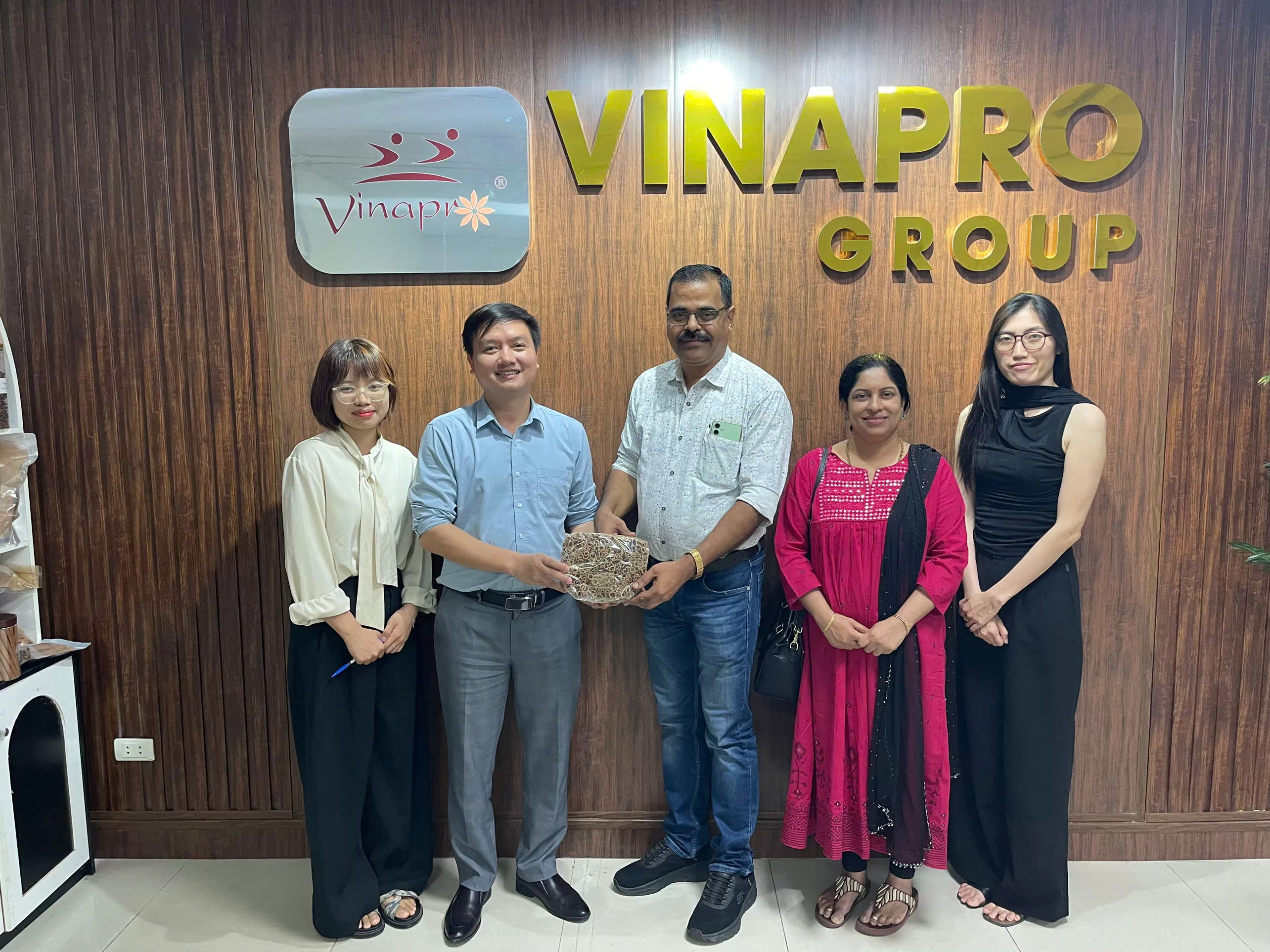 Vinapro cinnamon supplier meeting international buyer
